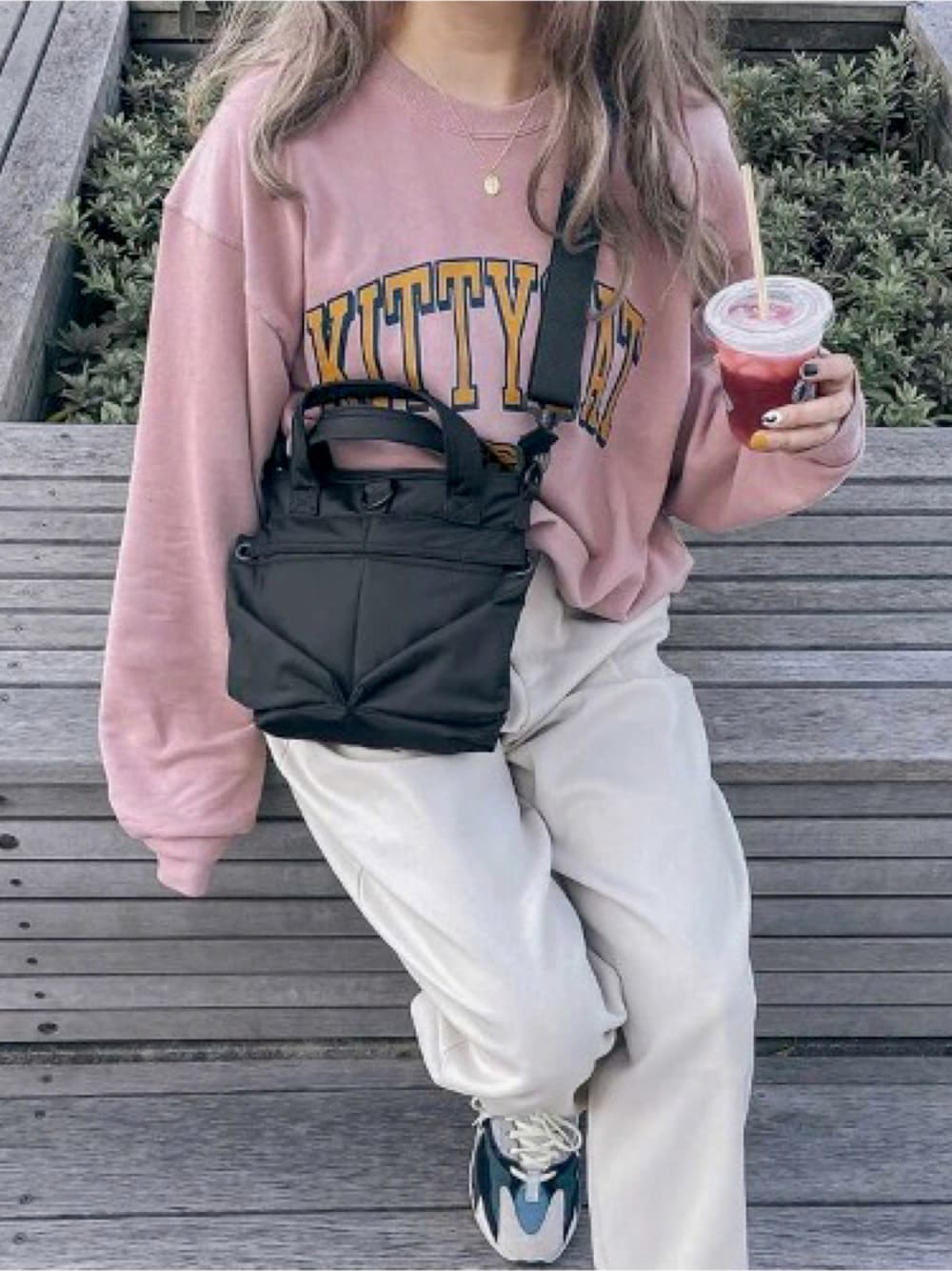 ホワイト系のパンツ、ブラック系のショルダーバッグ、ピンク系のスウェットを着用したメンズの秋コーディネートの1枚目の写真