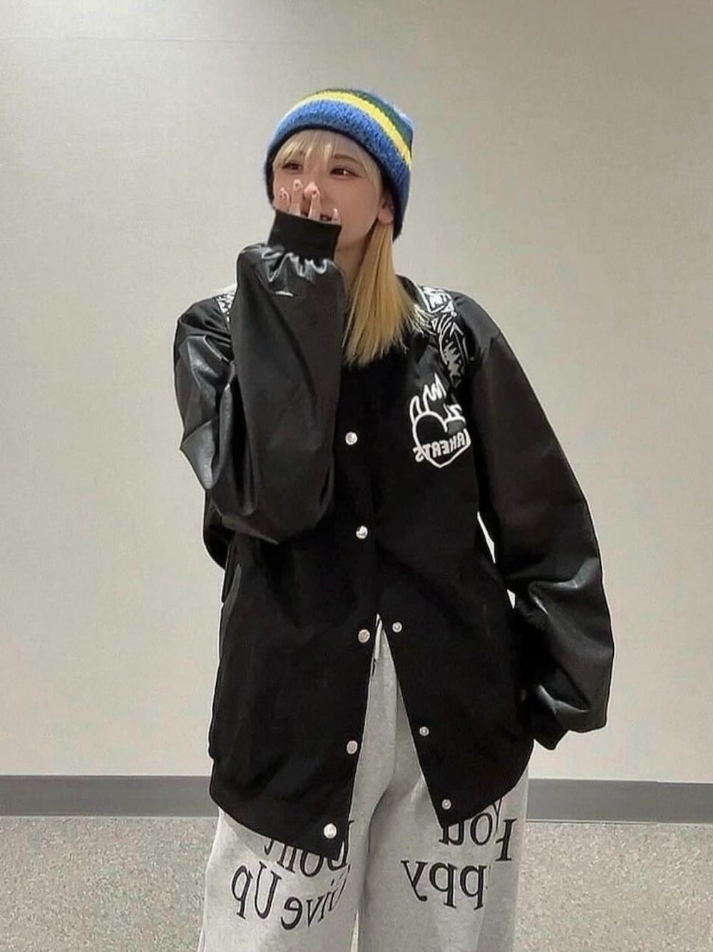 ブラック系のスタジャンを着用したレディースの春コーディネートの1枚目の写真