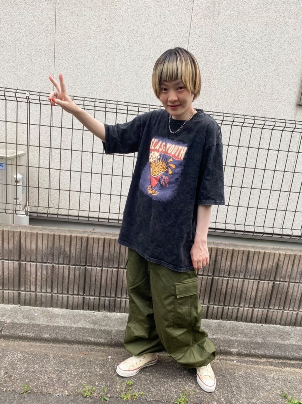 グレー系のTシャツ/カットソーを着用したレディースの春コーディネートの1枚目の写真