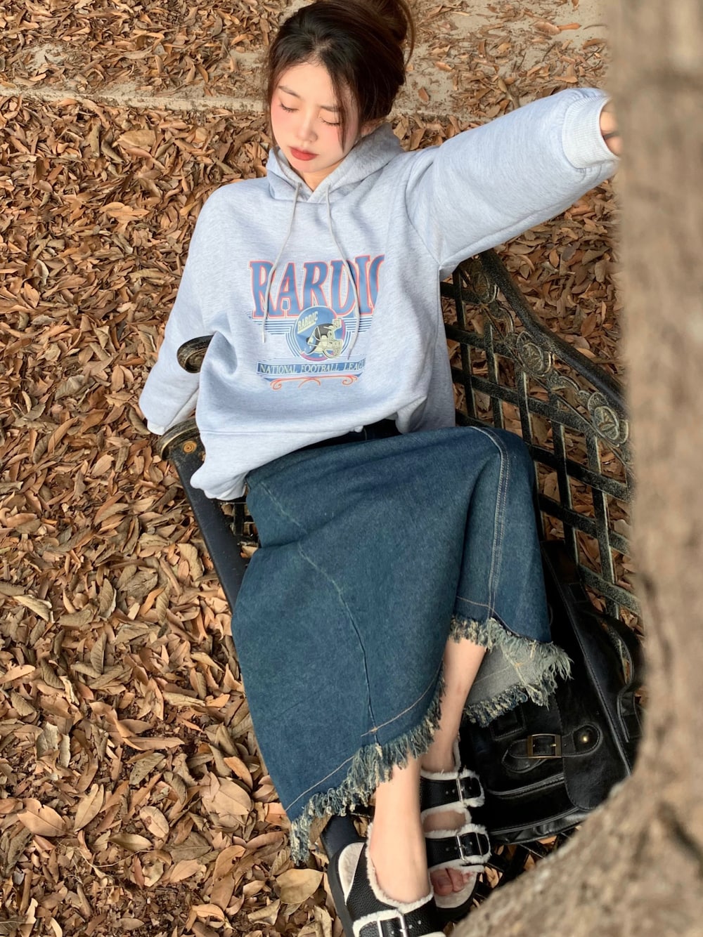 グレー系のパーカーを着用したレディースの冬コーディネートの1枚目の写真