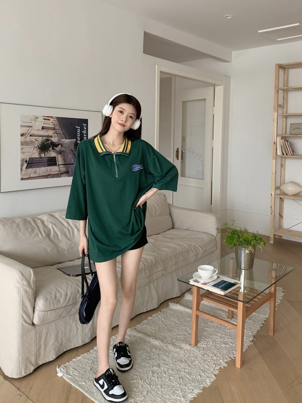 グリーン系のジャージを着用したレディースの春コーディネートの1枚目の写真