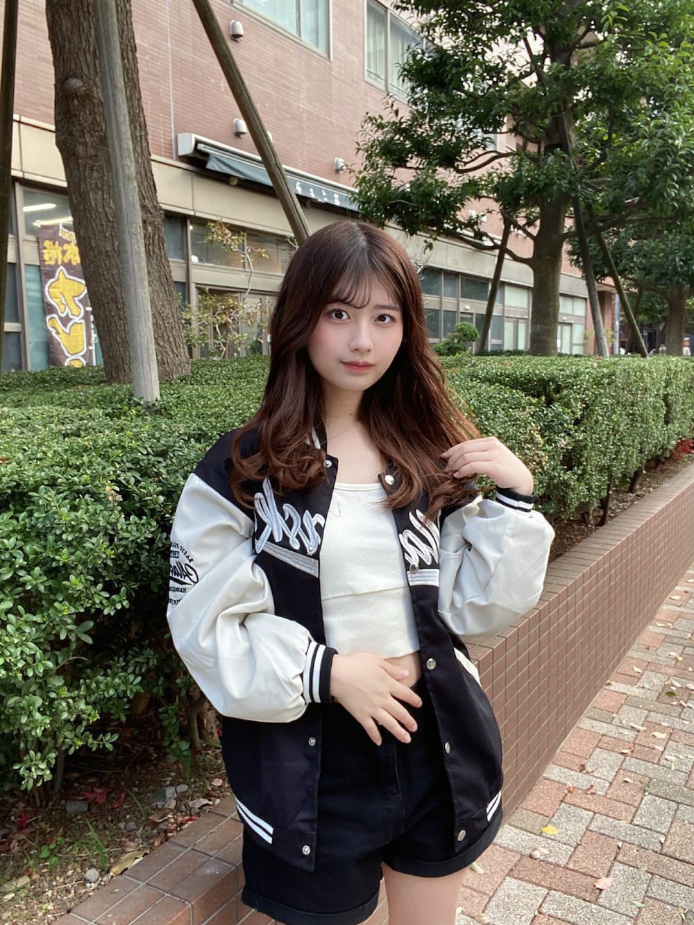 ブラック系のスタジャン、ブラック系のデニムパンツを着用したレディースの春コーディネートの1枚目の写真