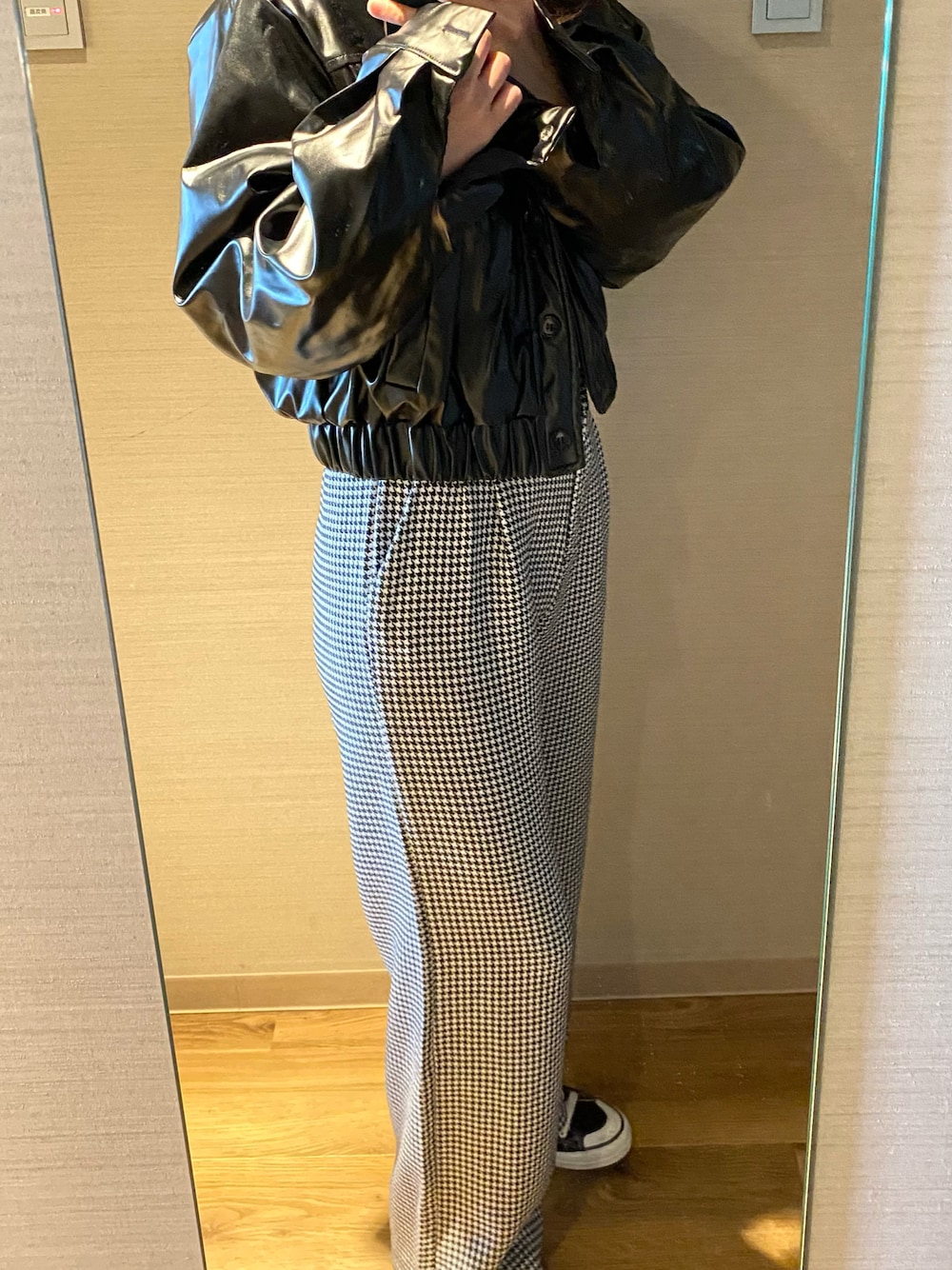 「骨格ウェーブ、SHEIN、プチプラ、クール、ワイドパンツ、ライダースジャケット、キャンバススニーカー、タートルネックニット」｜「SHEINのアイテム（ライダースジャケット、ブラック系）」を使った、yさん（レディース・163cm）の秋コーディネートの1枚目の写真