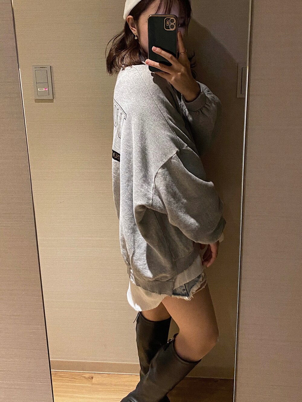 「ニット帽、トレーナー、ロングブーツ、骨格ウェーブ」｜「GYDAの【ZOZO限定】WIDEBOYS スウェットプルオーバー（Tシャツ/カットソー、グレー系）」を使った、yさん（レディース・163cm）の秋コーディネートの1枚目の写真