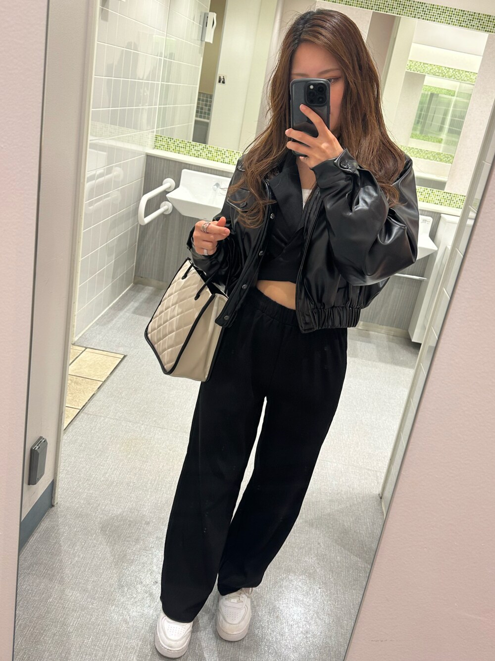 「ブラックコーデ、プチプラコーデ、韓国コーデ、163cm」｜「Availのアイテム（バッグ、ホワイト系）」を使った、yさん（レディース・163cm）の春コーディネートの1枚目の写真