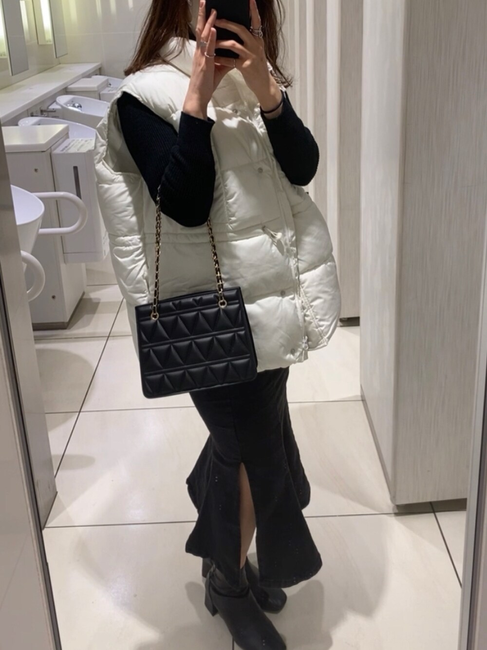「プチプラコーデ、プチプラ、オトナ女子、キレイめ、ootd、スカートスタイル、モノトーンコーデ」｜「beststoreのアイテム（ニット/セーター、ブラック系）」を使った、yさん（レディース・163cm）の冬コーディネートの1枚目の写真