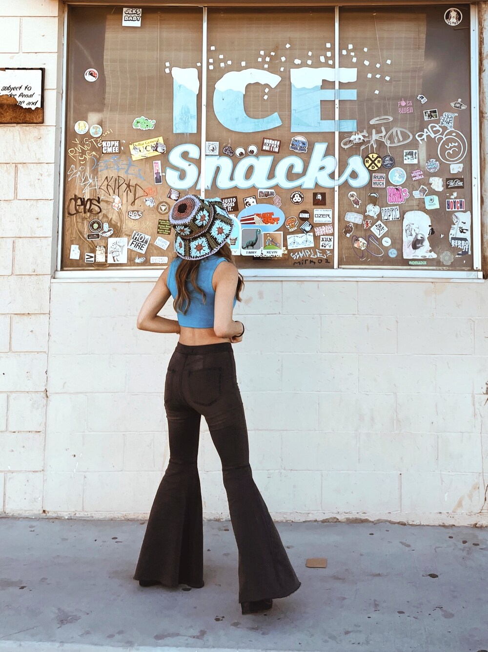 「70's、70'sコーデ、ロサンゼルス、JOSHUA TREES、海外系ファッション、Free people、フリーピープル、レトロガール、アメリカ、海外、ヒッピー、ヒッピースタイル、floral、simple、blue」｜「FREE PEOPLEのアイテム（ハット、ブルー系）」を使った、mizuki_wheelerさん（レディース・155cm）の秋コーディネートの1枚目の写真