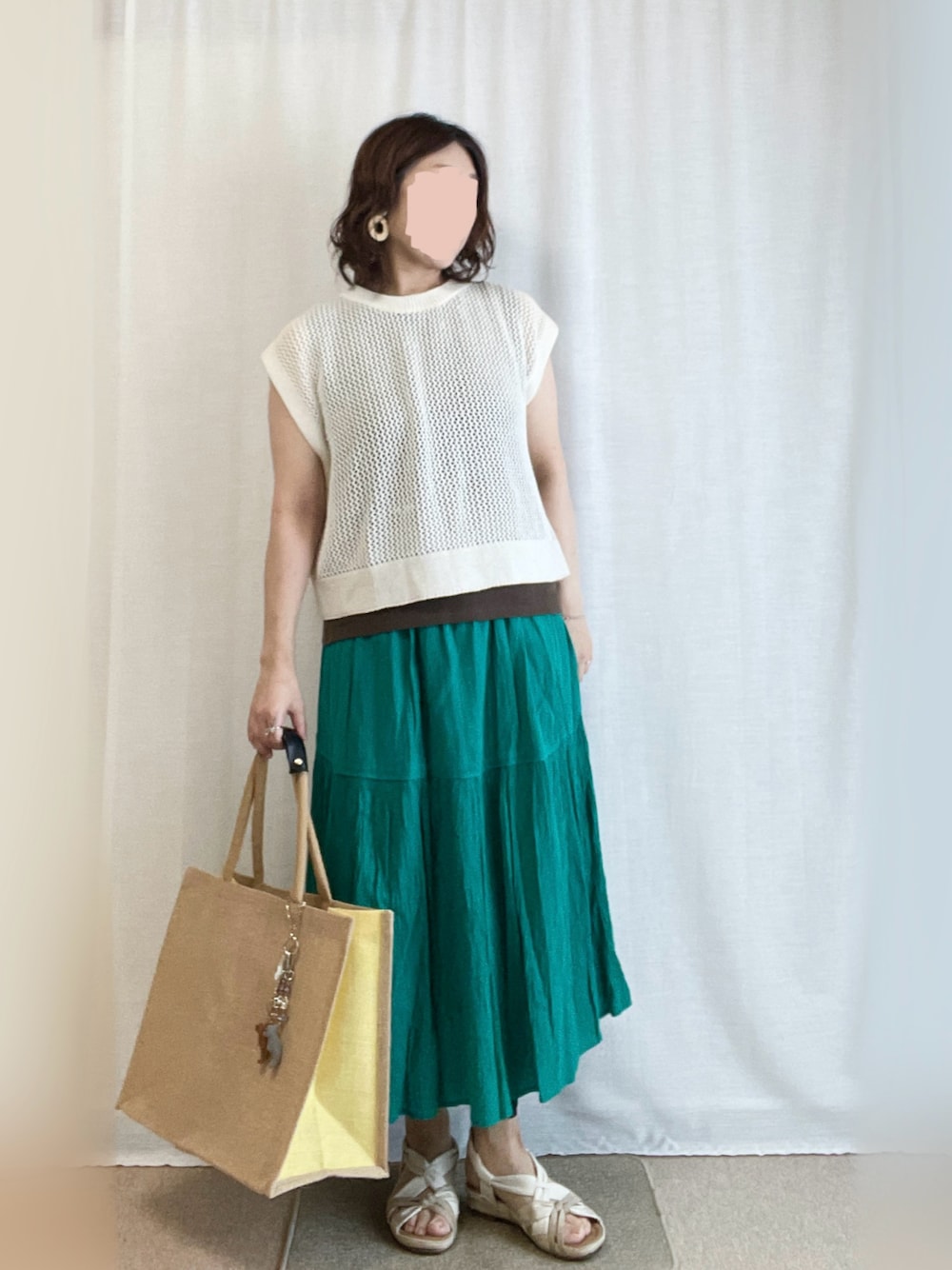 ブラウン系のTシャツ/カットソー、グリーン系のスカート、ホワイト系のニット/セーターを着用したレディースの夏コーディネートの1枚目の写真