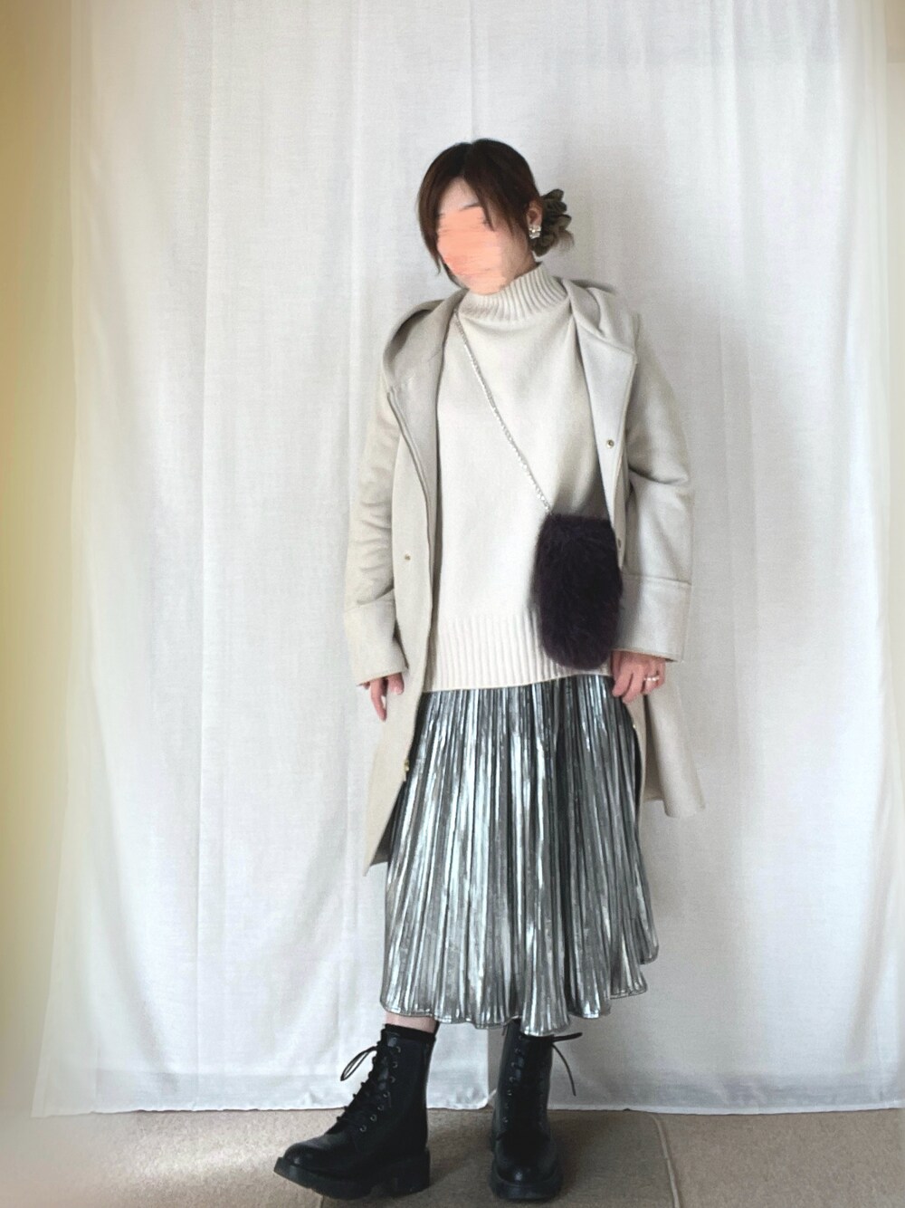 ホワイト系のジャケット/アウター、シルバー系のスカート、ホワイト系のニット/セーターを着用したレディースの冬コーディネートの1枚目の写真