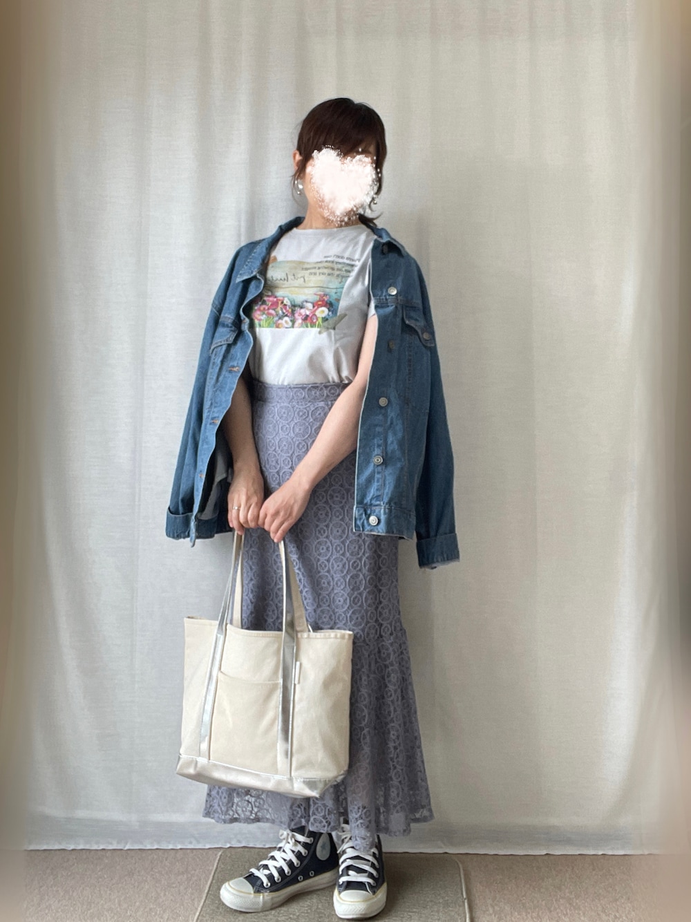 ブルー系のデニムジャケット、ブルー系のTシャツ/カットソー、ブルー系のスカートを着用したレディースの夏コーディネートの1枚目の写真