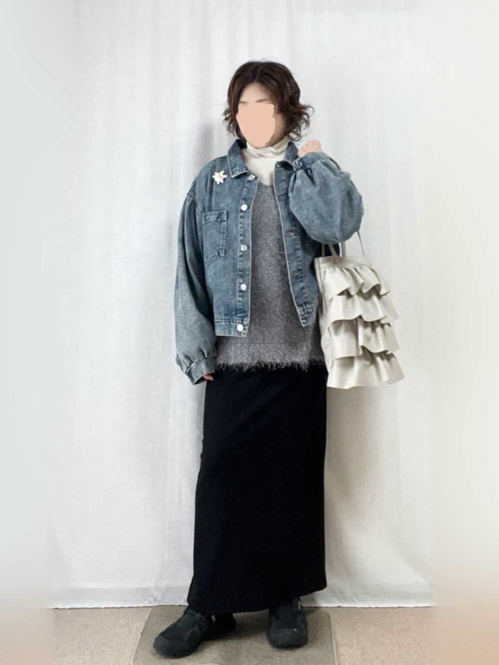 ブルー系のデニムジャケット、グレー系のベスト、ホワイト系のTシャツ/カットソーを着用したレディースの秋コーディネートの1枚目の写真