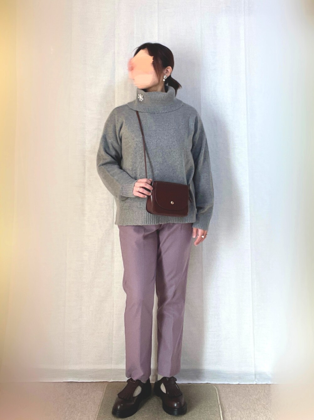 グレー系のニット/セーター、パープル系のその他パンツ、ブラウン系のローファーを着用したレディースの冬コーディネートの1枚目の写真