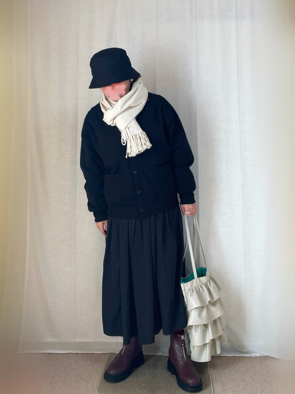 ブラック系のカーディガン/ボレロ、レッド系のシャツ/ブラウス、ブラック系のスカートを着用したレディースの秋コーディネートの1枚目の写真