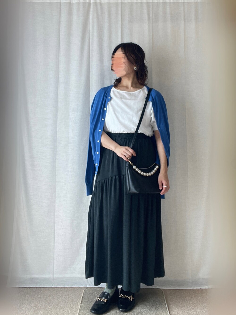 ホワイト系のシャツ/ブラウス、ブルー系のカーディガン/ボレロ、ブラック系のローファーを着用したレディースの秋コーディネートの1枚目の写真