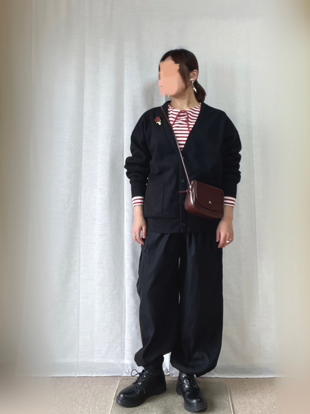 ブラック系のカーディガン/ボレロ、レッド系のTシャツ/カットソー、ブラック系のカーゴパンツを着用したレディースの冬コーディネートの1枚目の写真