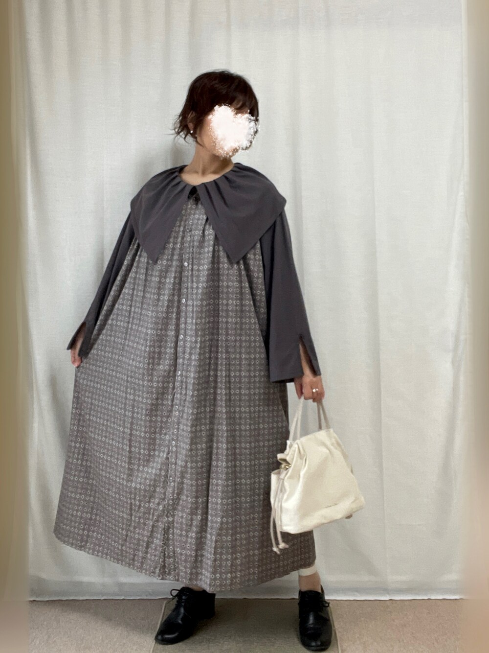 グレー系のワンピース、グレー系のTシャツ/カットソーを着用したレディースの春コーディネートの1枚目の写真