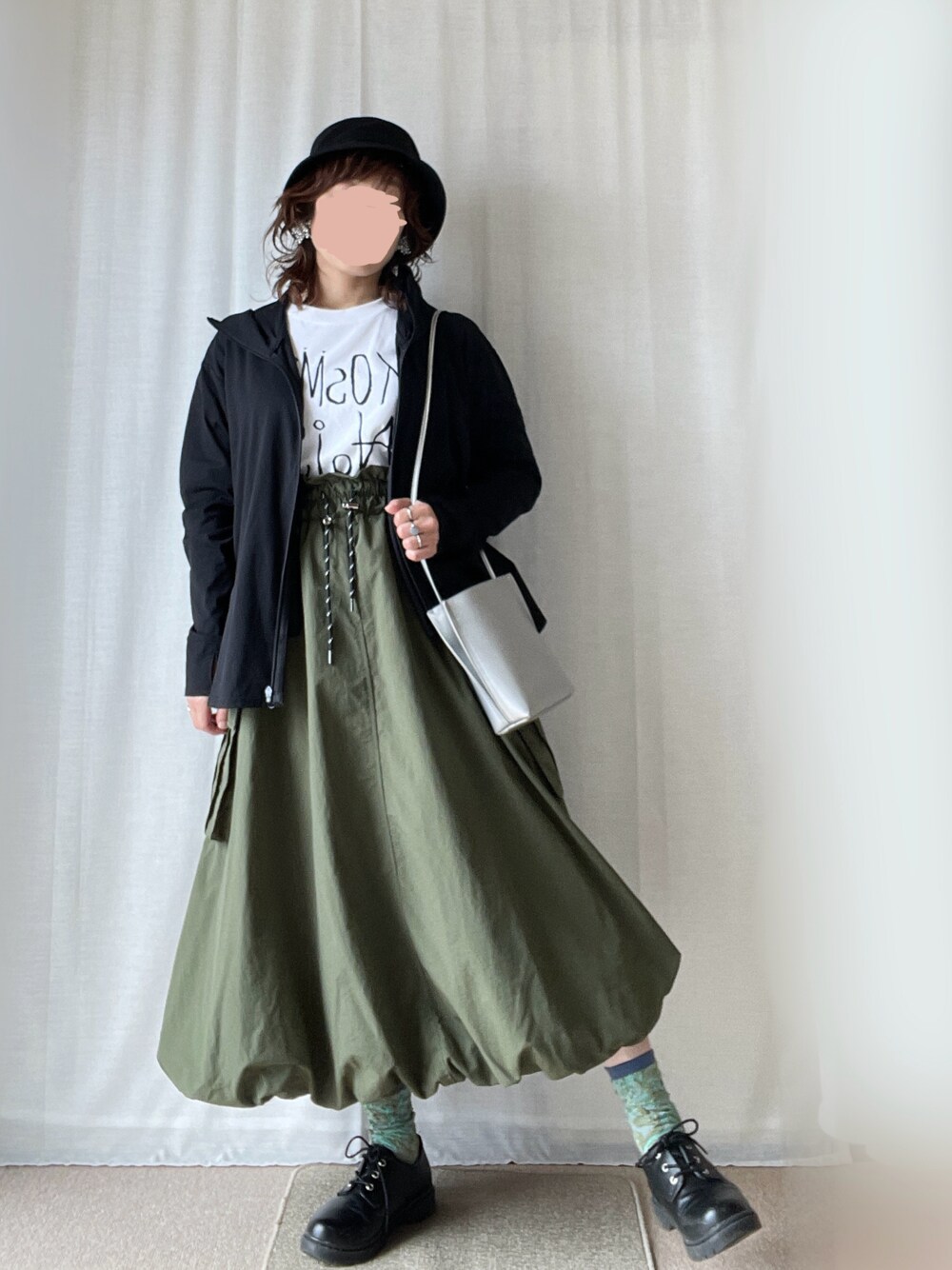 ホワイト系のTシャツ/カットソー、グリーン系のスカート、シルバー系のショルダーバッグを着用したレディースの春コーディネートの1枚目の写真