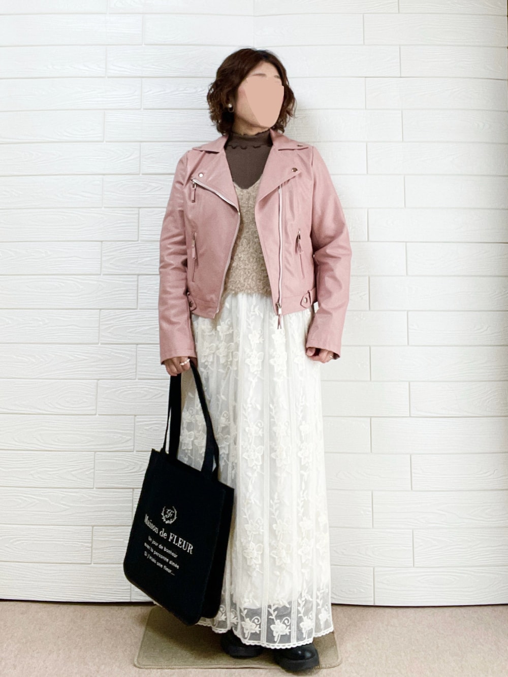 ベージュ系のベスト、ブラウン系のTシャツ/カットソー、ホワイト系のスカートを着用したレディースの春コーディネートの1枚目の写真