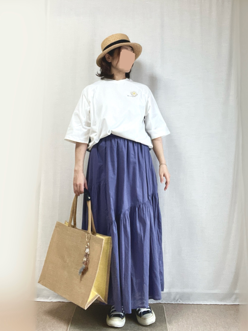 パープル系のスカート、ホワイト系のTシャツ/カットソー、ベージュ系のトートバッグを着用したレディースの夏コーディネートの1枚目の写真