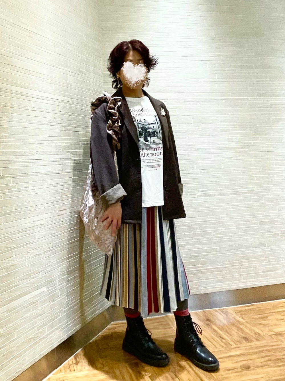ホワイト系のTシャツ/カットソー、ブラック系のブーツ、ブラウン系のテーラードジャケットを着用したレディースの秋コーディネートの1枚目の写真
