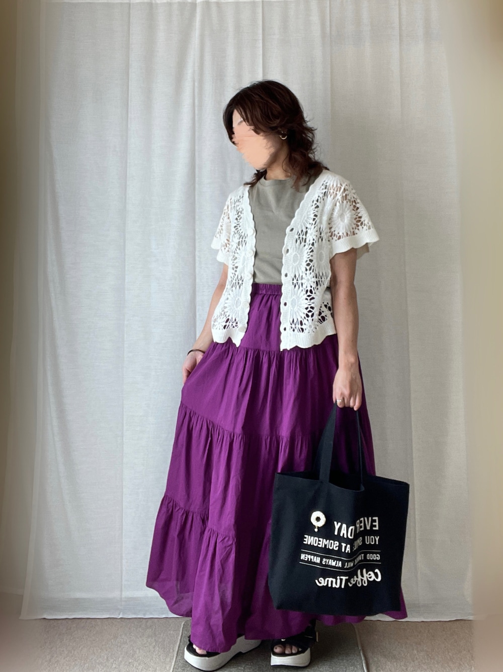 ホワイト系のカーディガン/ボレロ、ベージュ系のTシャツ/カットソー、パープル系のスカートを着用したレディースの夏コーディネートの1枚目の写真