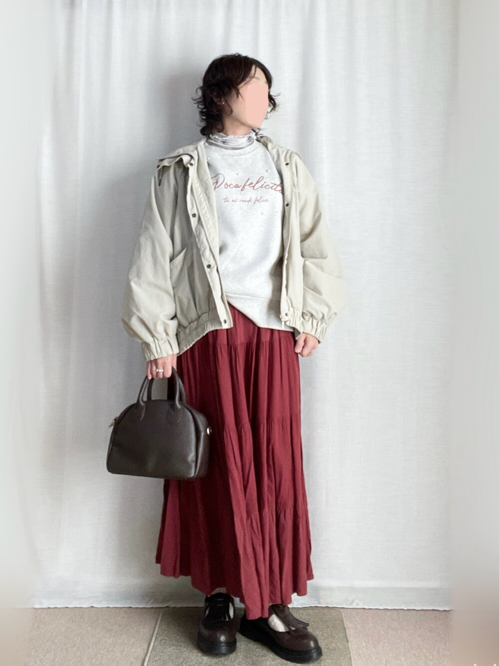 グレー系のTシャツ/カットソー、ホワイト系のマウンテンパーカー、グレー系のスウェットを着用したレディースの秋コーディネートの1枚目の写真
