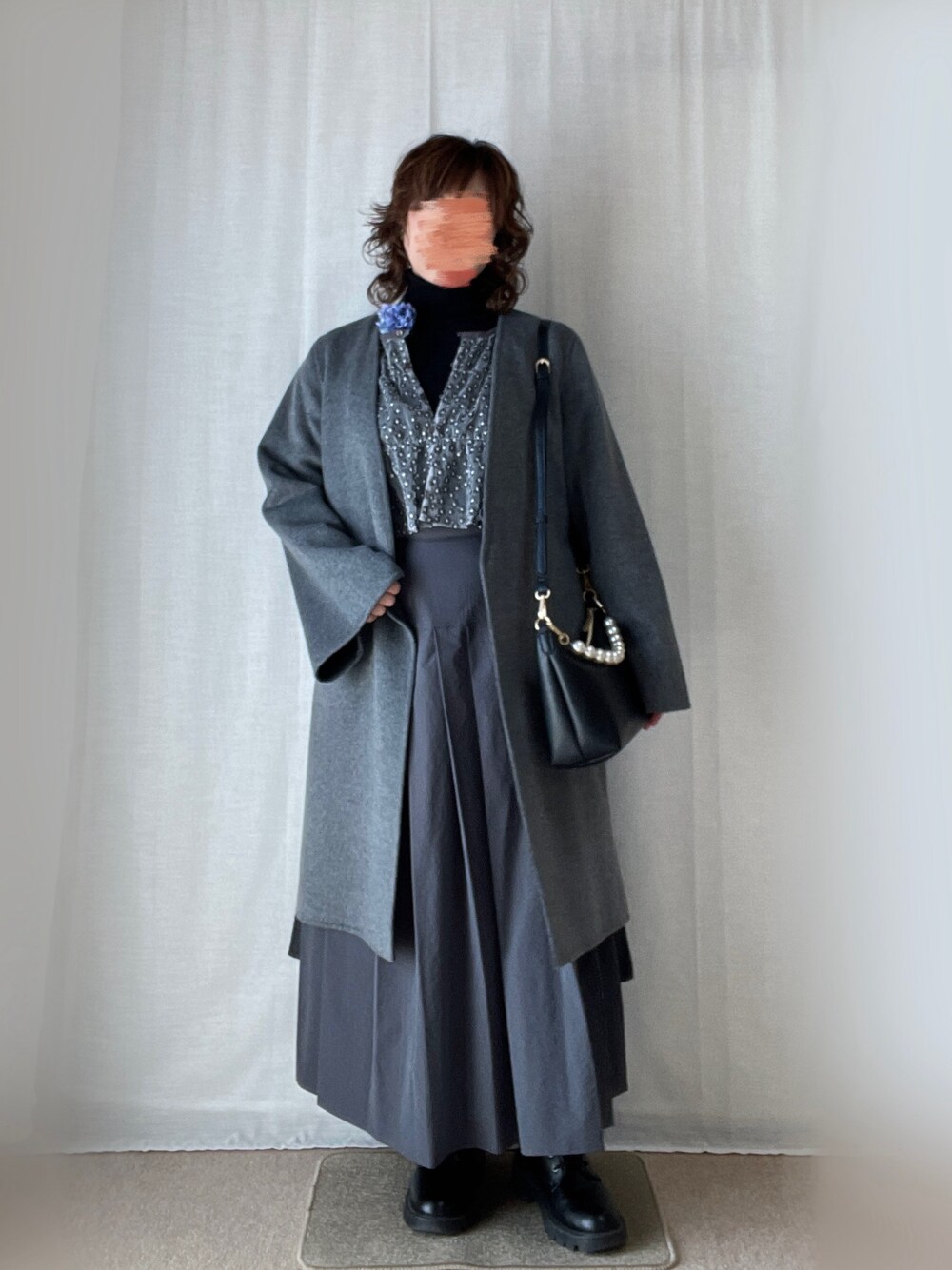 ベージュ系のシャツ/ブラウス、グレー系のノーカラーコート、ブラック系のTシャツ/カットソーを着用したレディースの冬コーディネートの1枚目の写真
