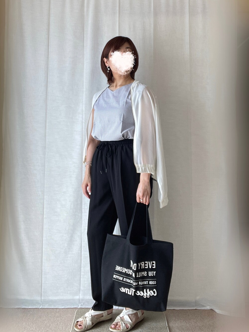 ホワイト系のブルゾン、ブラック系のパンツ、グレー系のシャツ/ブラウスを着用したレディースの夏コーディネートの1枚目の写真