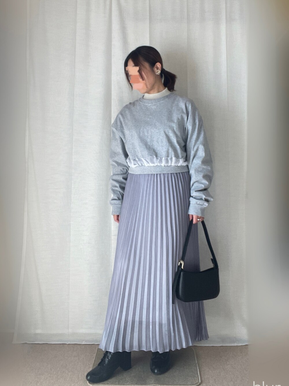 グレー系のTシャツ/カットソー、ベージュ系のニット/セーター、パープル系のスカートを着用したレディースの冬コーディネートの1枚目の写真