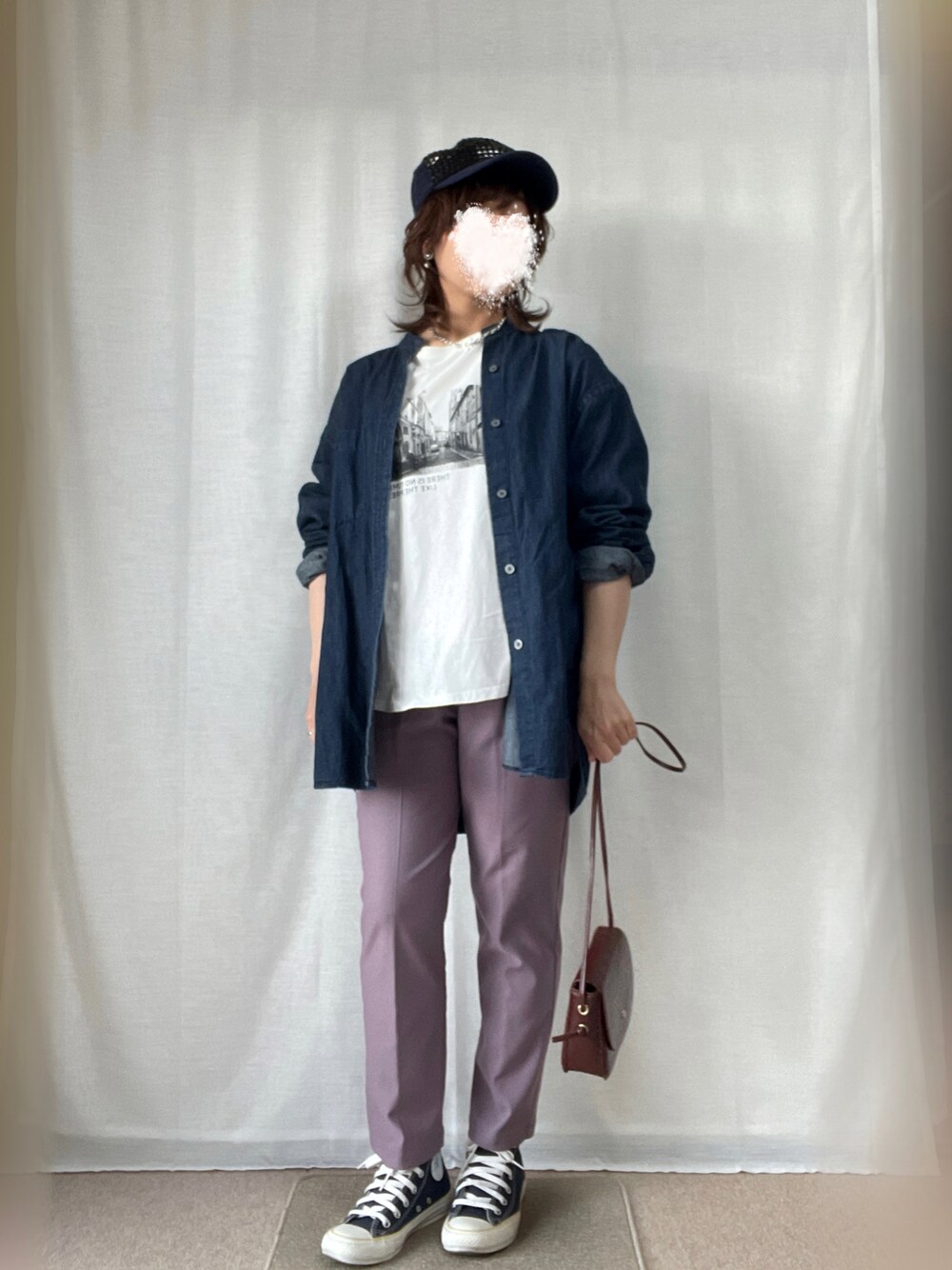 ブルー系のシャツ/ブラウス、パープル系のその他パンツ、レッド系のショルダーバッグを着用したレディースの春コーディネートの1枚目の写真