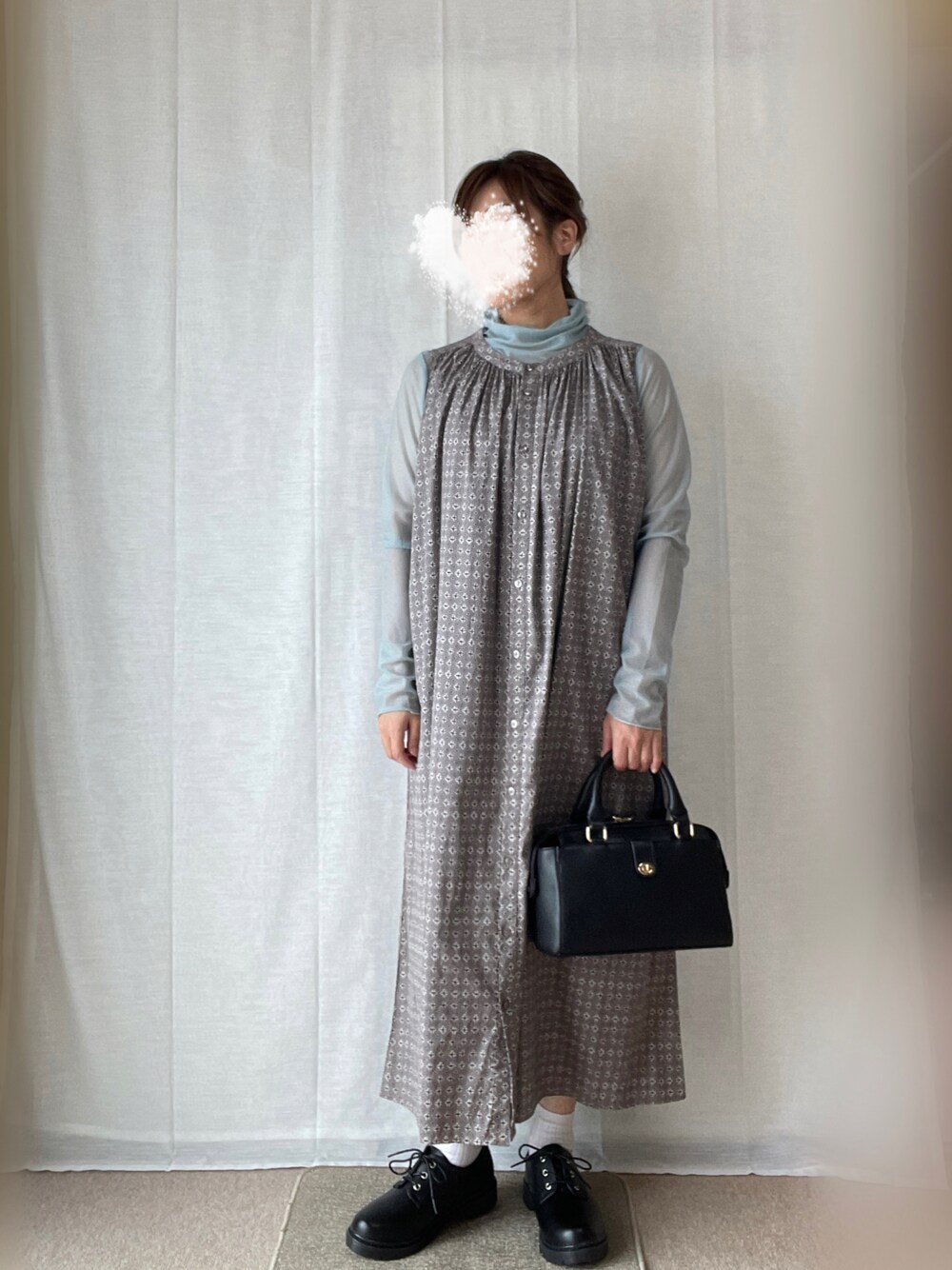 グレー系のワンピース、ブルー系のTシャツ/カットソー、ブラック系のバッグを着用したレディースの秋コーディネートの1枚目の写真