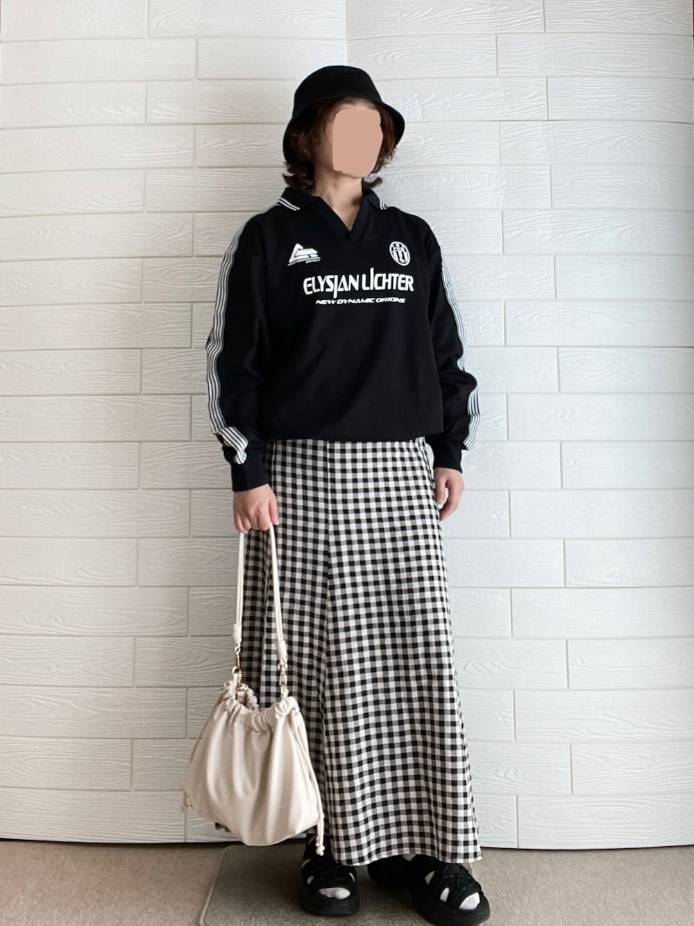 ブラック系のTシャツ/カットソー、ブラック系のサンダル、ブラック系のスカートを着用したレディースの春コーディネートの1枚目の写真