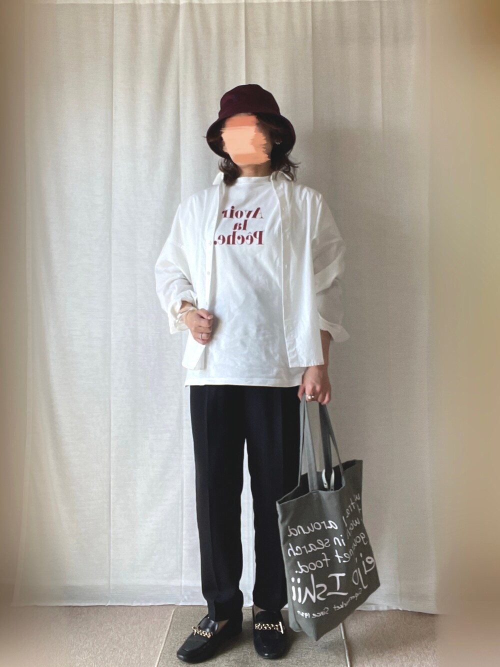 ホワイト系のシャツ/ブラウス、ホワイト系のTシャツ/カットソー、ブラック系のパンツを着用したレディースの春コーディネートの1枚目の写真