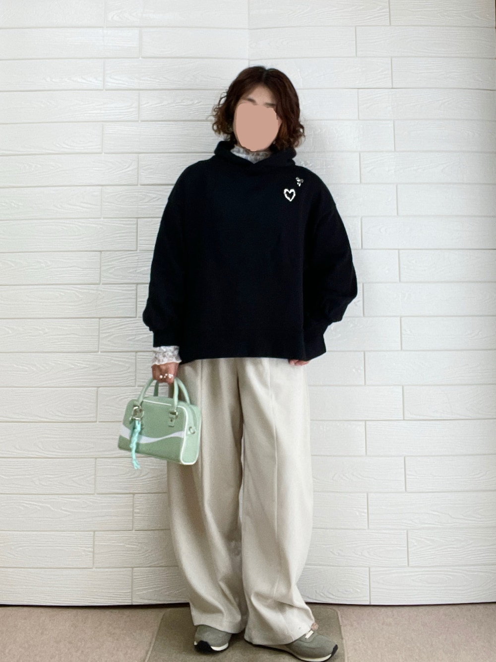 グリーン系のTシャツ/カットソー、ホワイト系のその他パンツ、グリーン系のボストンバッグを着用したレディースの春コーディネートの1枚目の写真