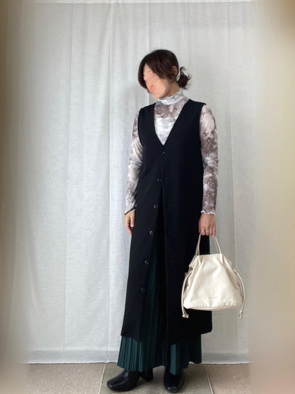 グレー系のTシャツ/カットソー、ブラック系のジャンパースカート、グリーン系のパンツを着用したレディースの夏コーディネートの1枚目の写真