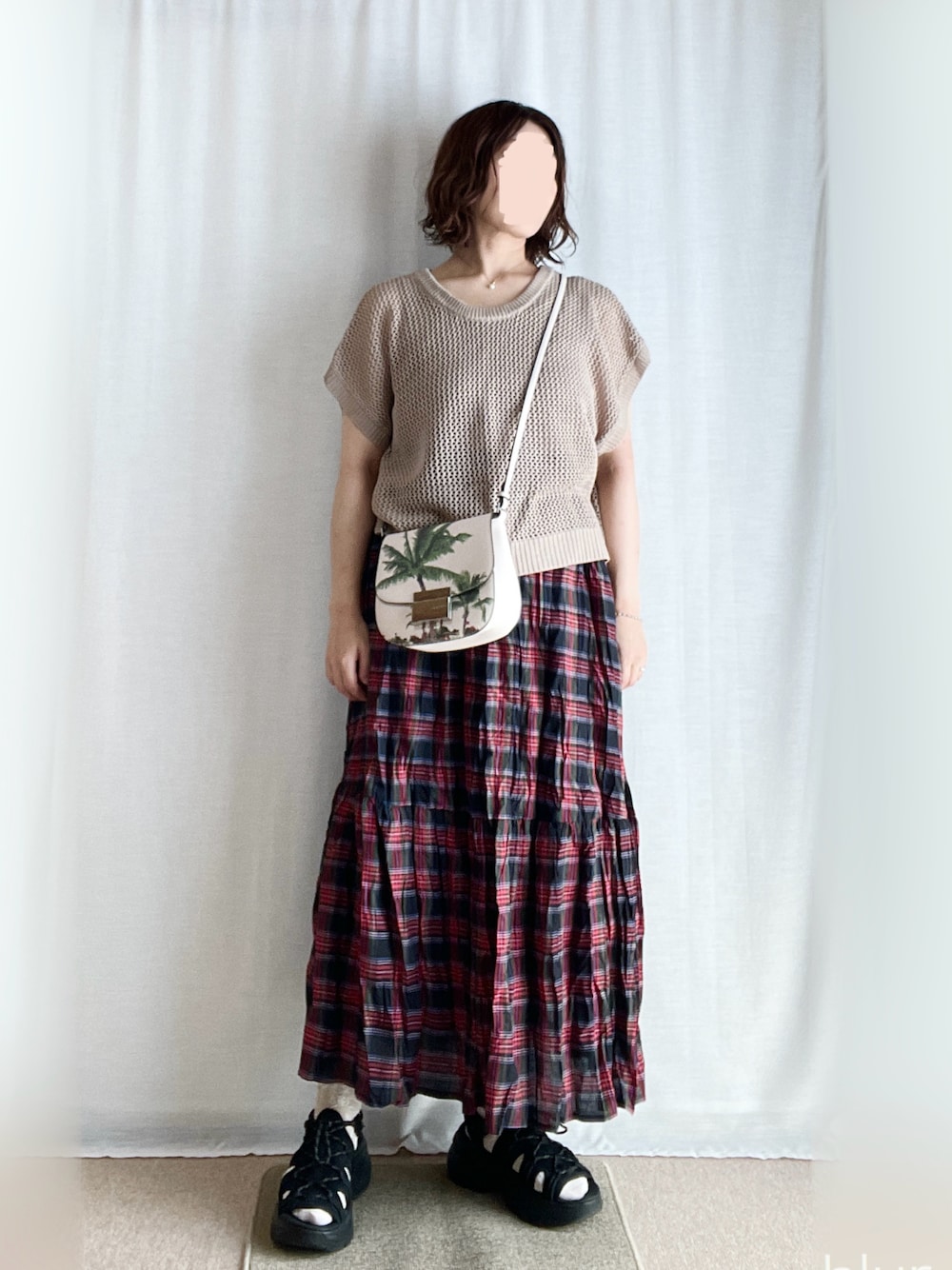 「晩夏コーデ、チェック、ニット、サンダル、低身長、低身長コーデ」｜「earth music&ecologyのクリンクルスカート（スカート、レッド系）」を使った、erinaさん（レディース・153cm）の秋コーディネートの1枚目の写真