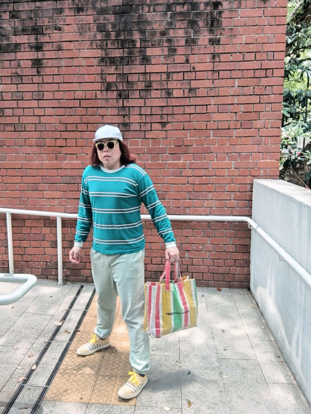 「COMME des GARCONSのアイテム（エコバッグ/サブバッグ、その他）」を使った、Panda Ngさん（メンズ・180cm）の夏コーディネートの1枚目の写真