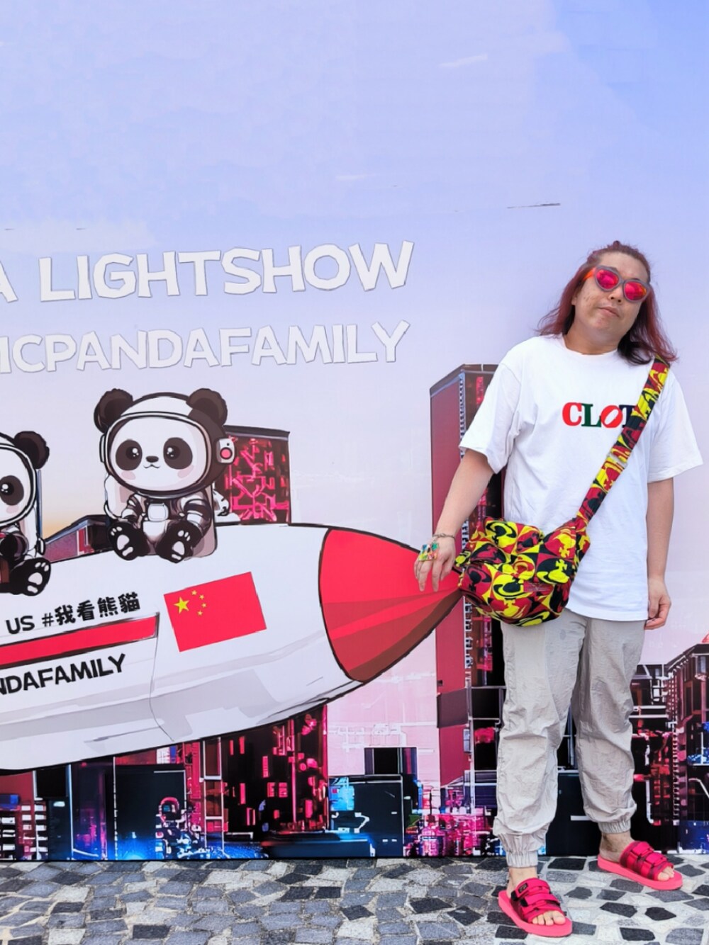 「suicokeのアイテム（サンダル、レッド系）」を使った、Panda Ngさん（メンズ・180cm）の秋コーディネートの1枚目の写真