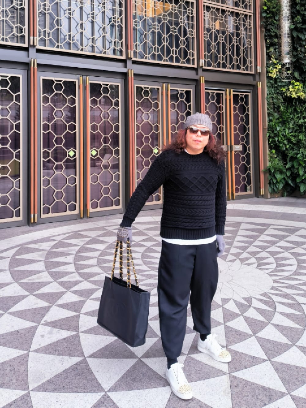 CHANELのトートバッグを使った人気ファッションコーディネート