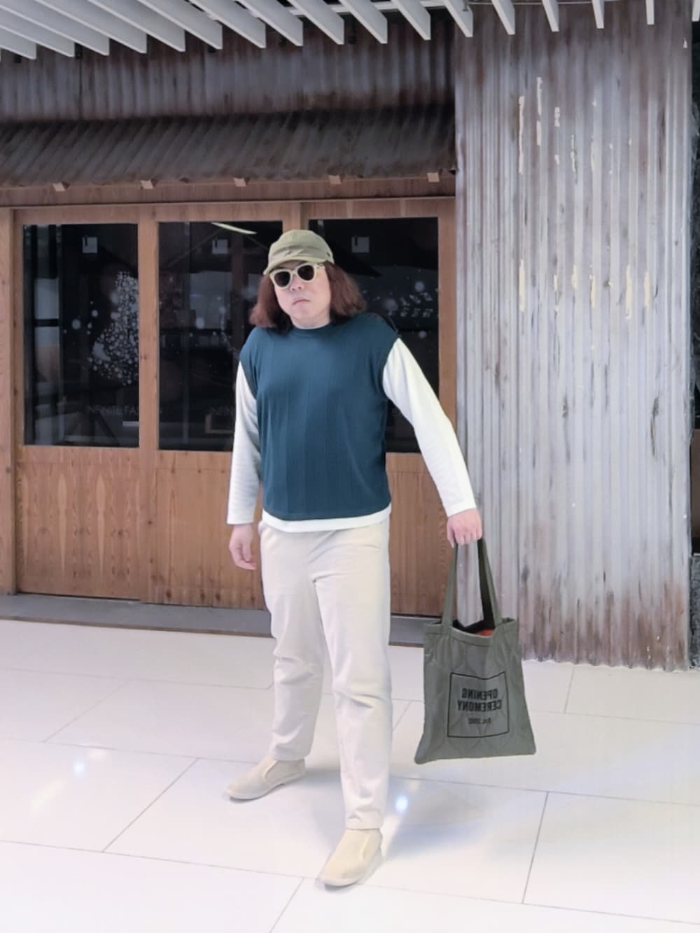 「GUのアイテム（チノパンツ、ベージュ系）」を使った、Panda Ngさん（メンズ・180cm）の春コーディネートの1枚目の写真