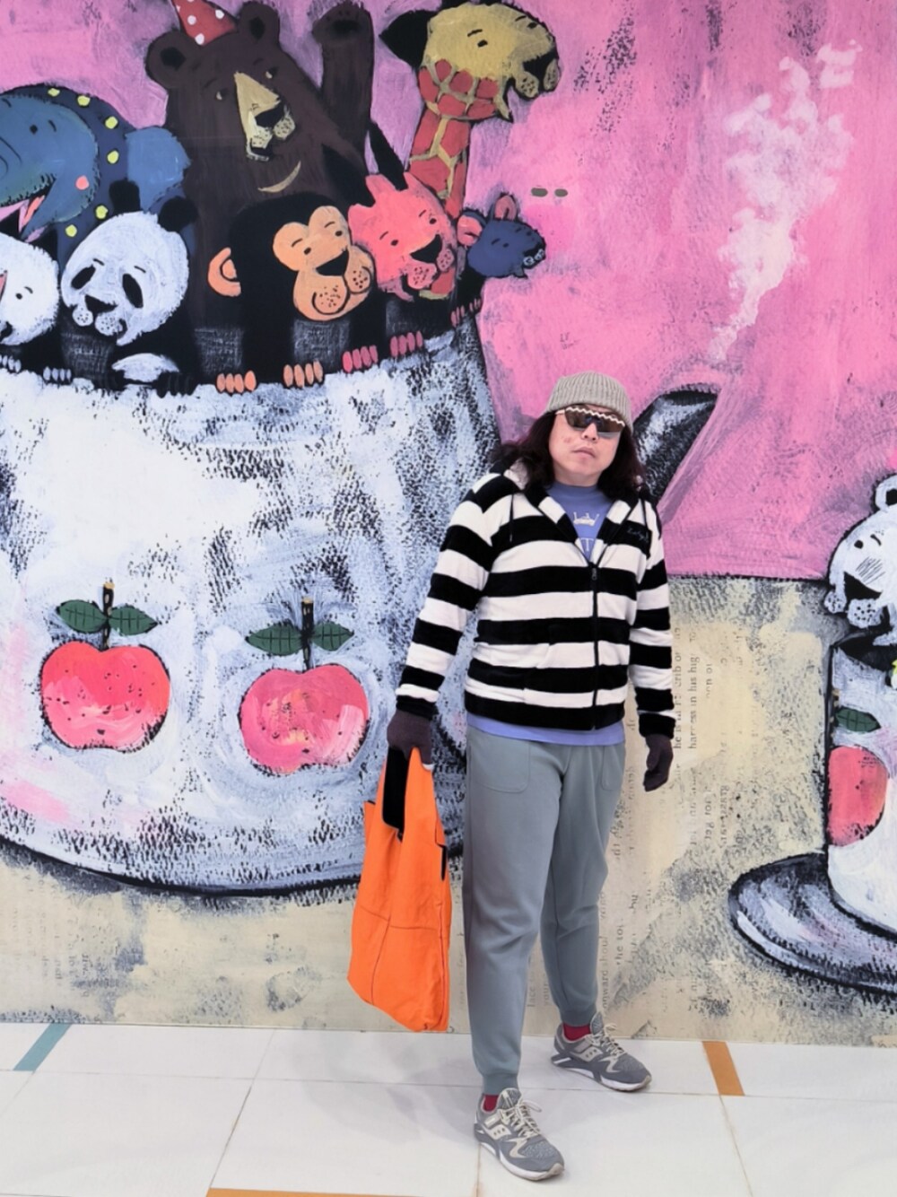 「Sauconyのアイテム（スニーカー、グレー系）」を使った、Panda Ngさん（メンズ・180cm）の冬コーディネートの1枚目の写真