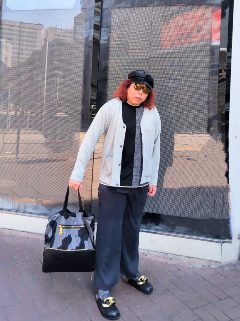 「VERSACEのアイテム（エコバッグ/サブバッグ、グレー系）」を使った、Panda Ngさん（メンズ・180cm）の冬コーディネートの1枚目の写真