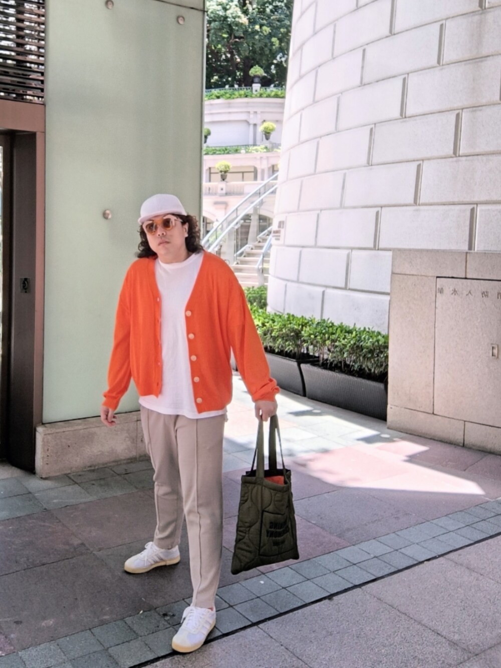 「OPENING CEREMONYのアイテム（エコバッグ/サブバッグ、グリーン系）」を使った、Panda Ngさん（メンズ・180cm）の夏コーディネートの1枚目の写真