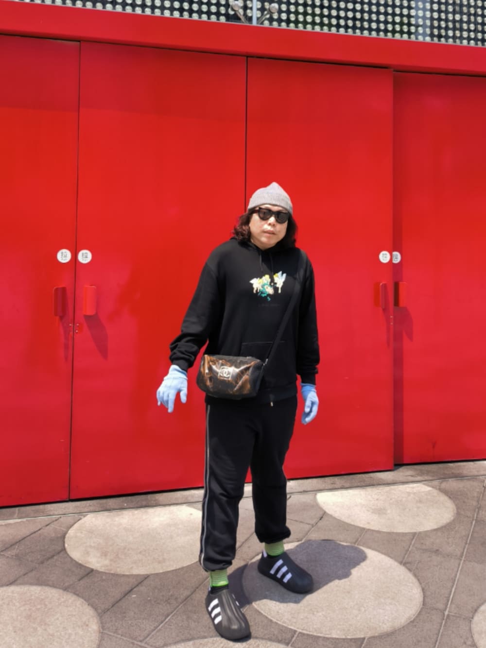 「CHANELのアイテム（ドラムバッグ、ブラウン系）」を使った、Panda Ngさん（メンズ・180cm）の春コーディネートの1枚目の写真
