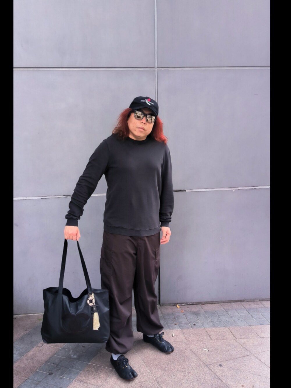 「CHANELのアイテム（エコバッグ/サブバッグ、ブラック系）」を使った、Panda Ngさん（メンズ・180cm）の秋コーディネートの1枚目の写真
