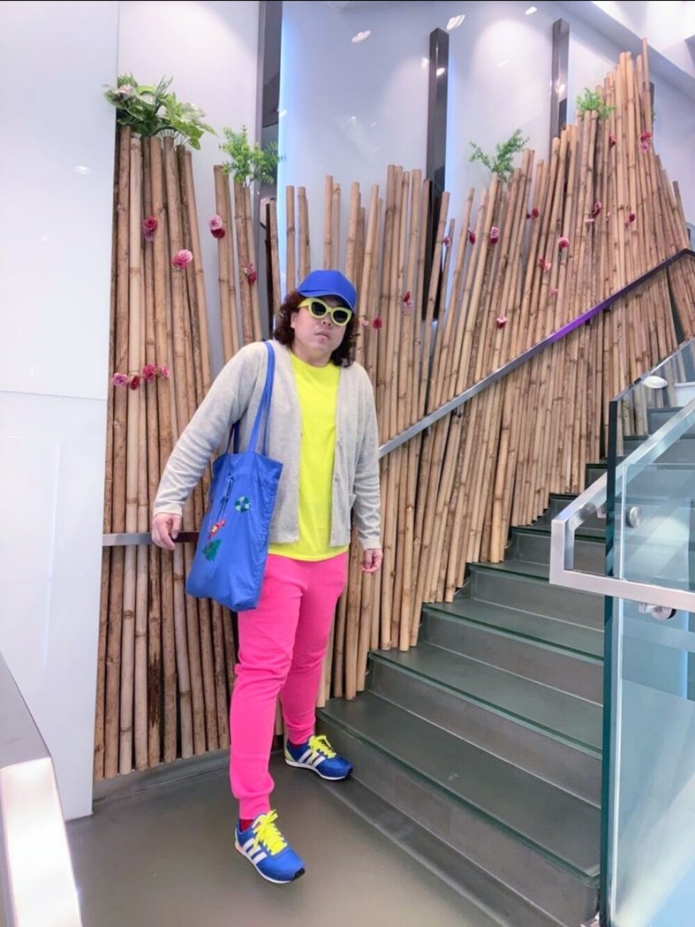 「adidasのアイテム（スニーカー、ブルー系）」を使った、Panda Ngさん（メンズ・180cm）の春コーディネートの1枚目の写真