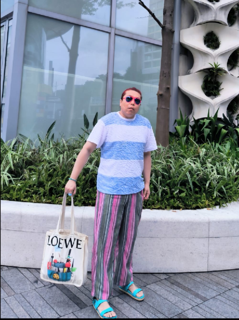 「KENZOのアイテム（サンダル、ブルー系）」を使った、Panda Ngさん（メンズ・180cm）の秋コーディネートの1枚目の写真