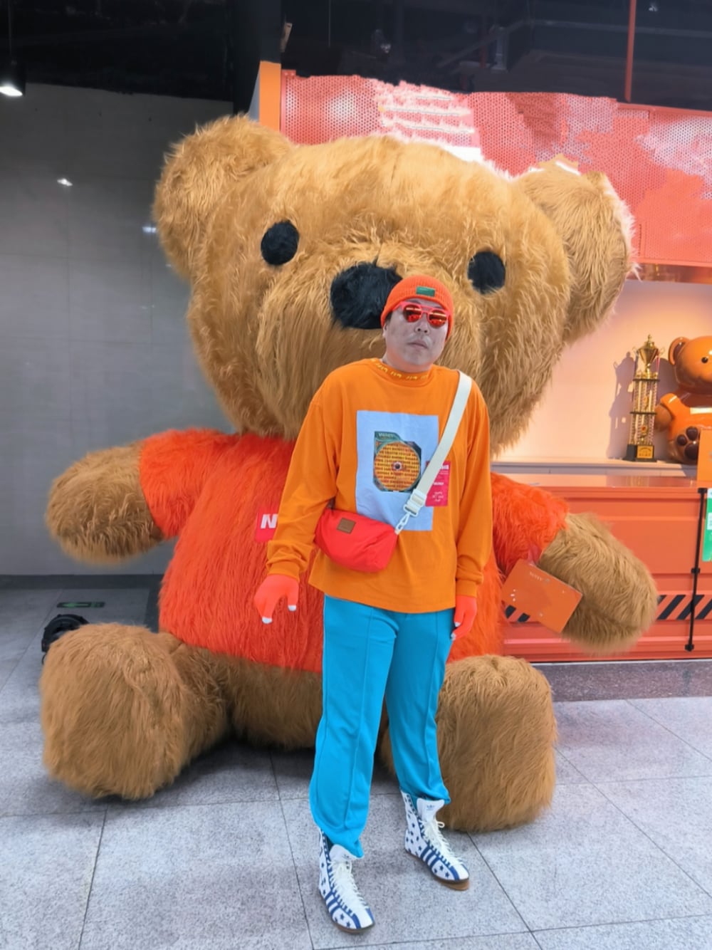 「Acne Studiosのアイテム（ボディバッグ/ウエストポーチ、オレンジ系）」を使った、Panda Ngさん（メンズ・180cm）の春コーディネートの1枚目の写真