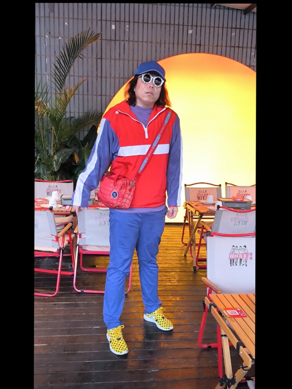 「CHANELのアイテム（メッセンジャーバッグ、レッド系）」を使った、Panda Ngさん（メンズ・180cm）の春コーディネートの1枚目の写真
