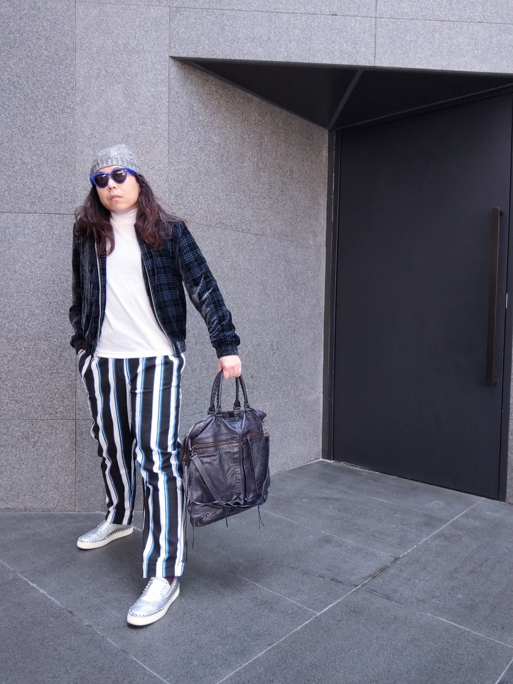 「BALENCIAGAのアイテム（トートバッグ、ブルー系）」を使った、Panda Ngさん（メンズ・180cm）の春コーディネートの1枚目の写真